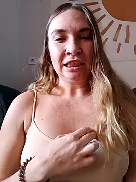 Snapshot of KisaVixen chatting on 10/23/25, 12:15 KisaVixen online show from 10/23/25, 12:15