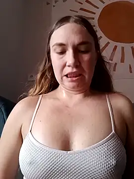 Snapshot of KisaVixen chatting on 10/27/25, 10:27 KisaVixen online show from 10/27/25, 10:27