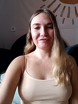 Snapshot of KisaVixen chatting on 10/04/25, 09:22 KisaVixen online show from 10/04/25, 09:22