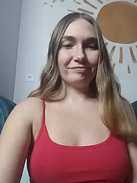 Snapshot of KisaVixen chatting on 11/18/25, 04:32 KisaVixen online show from 11/18/25, 04:32