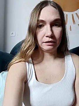 Snapshot of KisaVixen chatting on 12/15/25, 04:24 KisaVixen online show from 12/15/25, 04:24