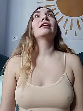 Snapshot of KisaVixen chatting on 12/18/25, 12:31 KisaVixen online show from 12/18/25, 12:31