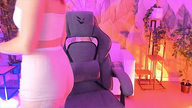 Snapshot of AgataWillis chatting on 11/28/25, 11:21 AgataWillis online show from 11/28/25, 11:21