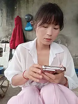 Snapshot of linda_bae00 chatting on 05/19/26, 12:37 linda bae00 online show from 05/19/26, 12:37