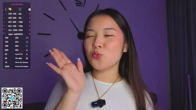 AlberthaEscue online show from 10/26/25, 04:13