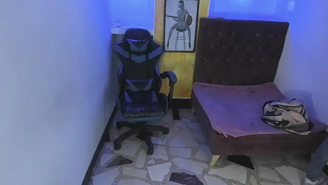 Snapshot of alison_moon7 chatting on 11/04/25, 11:03 alison moon7 online show from 11/04/25, 11:03