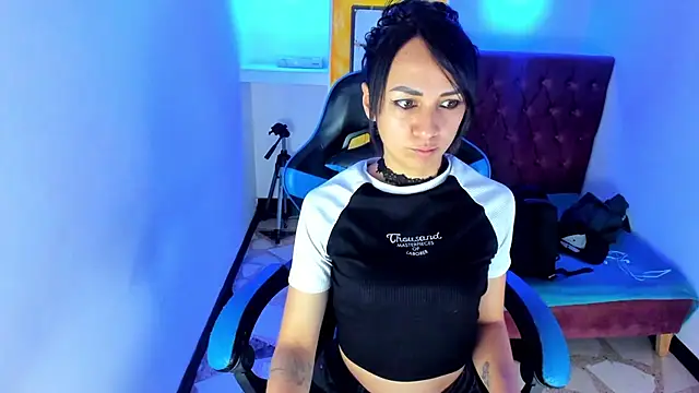 Snapshot of alison_moon7 chatting on 11/18/25, 12:19 alison moon7 online show from 11/18/25, 12:19