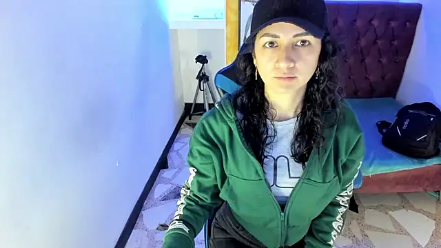 Snapshot of alison_moon7 chatting on 11/11/25, 02:01 alison moon7 online show from 11/11/25, 02:01