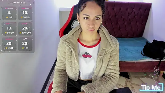 Snapshot of alison_moon7 chatting on 12/05/25, 01:43 alison moon7 online show from 12/05/25, 01:43