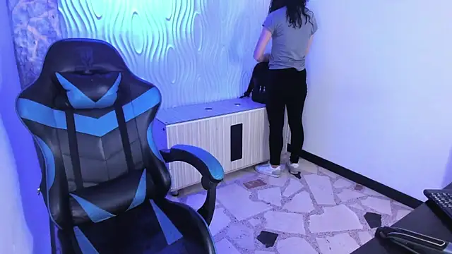 Snapshot of alison_moon7 chatting on 11/08/25, 11:25 alison moon7 online show from 11/08/25, 11:25