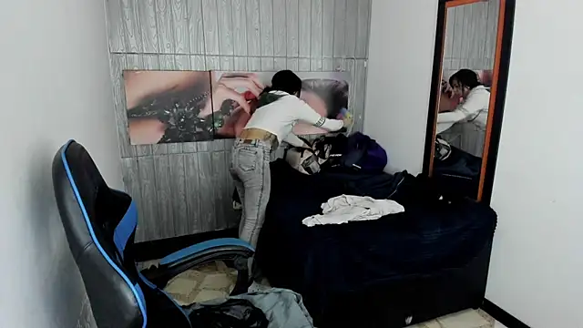 Snapshot of alison_moon7 chatting on 10/02/25, 12:08 alison moon7 online show from 10/02/25, 12:08