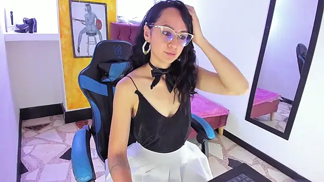 Snapshot of alison_moon7 chatting on 10/10/25, 12:39 alison moon7 online show from 10/10/25, 12:39