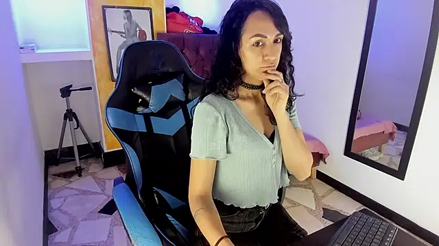 Snapshot of alison_moon7 chatting on 10/24/25, 11:42 alison moon7 online show from 10/24/25, 11:42