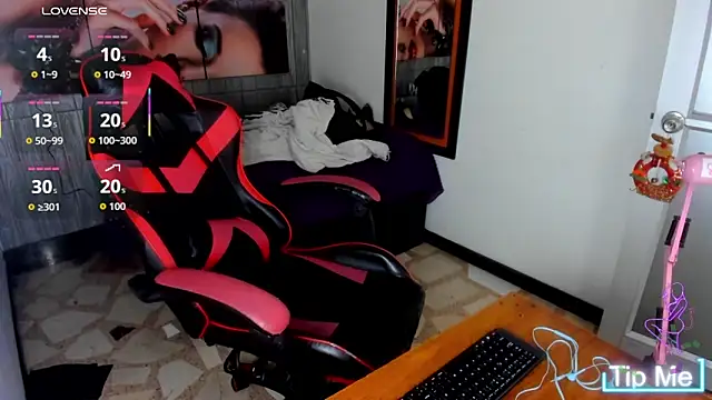 Snapshot of alison_moon7 chatting on 12/04/25, 06:40 alison moon7 online show from 12/04/25, 06:40