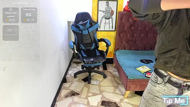 Snapshot of alison_moon7 chatting on 11/29/25, 12:38 alison moon7 online show from 11/29/25, 12:38