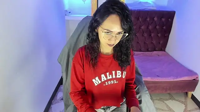 Snapshot of alison_moon7 chatting on 10/28/25, 12:26 alison moon7 online show from 10/28/25, 12:26