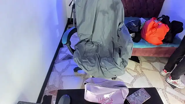 Snapshot of alison_moon7 chatting on 11/19/25, 02:17 alison moon7 online show from 11/19/25, 02:17