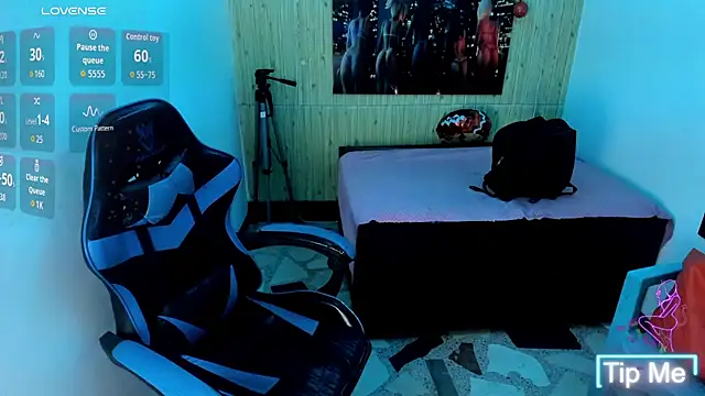 Snapshot of alison_moon7 chatting on 11/27/25, 02:06 alison moon7 online show from 11/27/25, 02:06