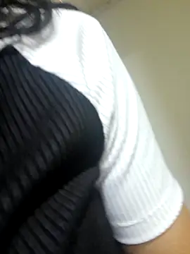 Snapshot of alison_moon7 chatting on 10/16/25, 01:19 alison moon7 online show from 10/16/25, 01:19