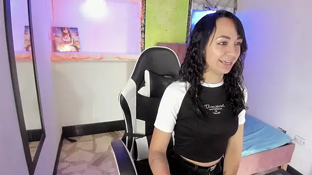 Snapshot of alison_moon7 chatting on 10/25/25, 12:17 alison moon7 online show from 10/25/25, 12:17