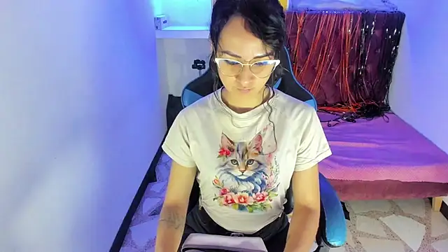 Snapshot of alison_moon7 chatting on 10/27/25, 01:45 alison moon7 online show from 10/27/25, 01:45