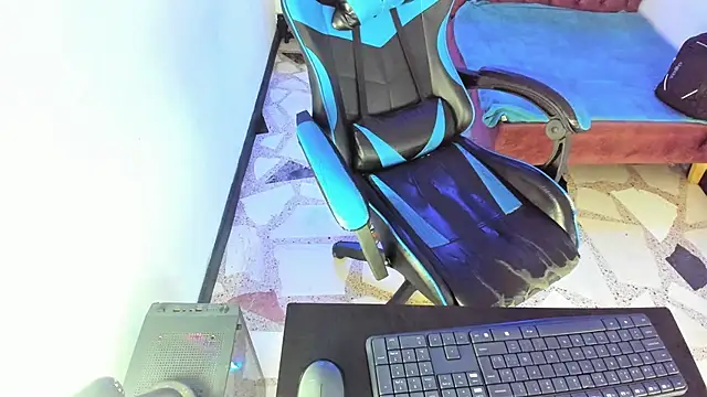 Snapshot of alison_moon7 chatting on 11/26/25, 12:16 alison moon7 online show from 11/26/25, 12:16