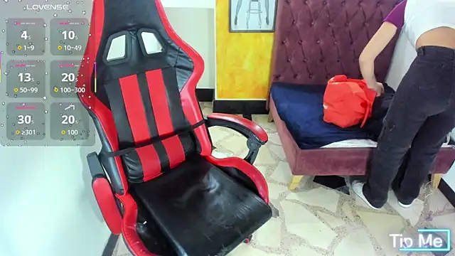 Snapshot of alison_moon7 chatting on 12/18/25, 01:48 alison moon7 online show from 12/18/25, 01:48