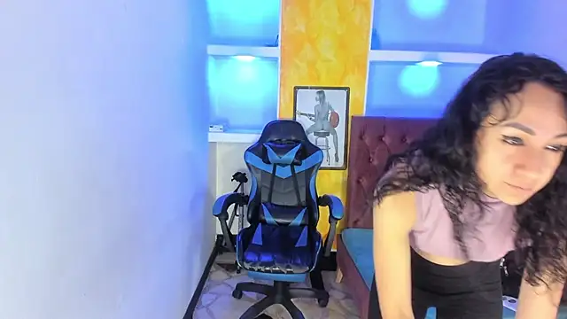 Snapshot of alison_moon7 chatting on 11/21/25, 12:37 alison moon7 online show from 11/21/25, 12:37