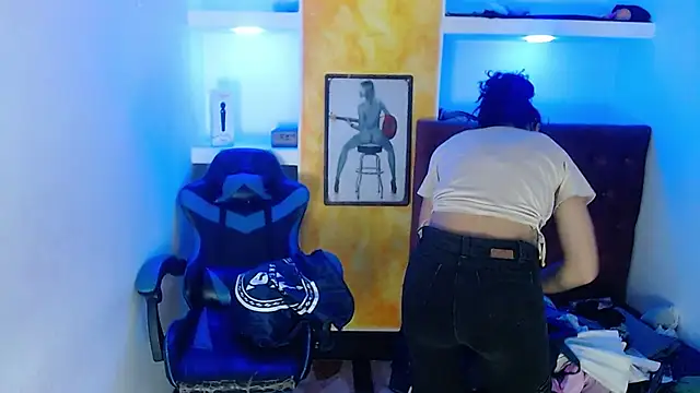 Snapshot of alison_moon7 chatting on 09/18/25, 01:47 alison moon7 online show from 09/18/25, 01:47