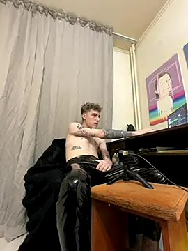 Snapshot of davesinner chatting on 11/05/25, 08:01 davesinner online show from 11/05/25, 08:01