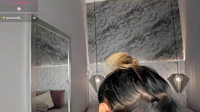 Snapshot of Emilly_mell chatting on 10/27/25, 11:44 Emilly mell online show from 10/27/25, 11:44