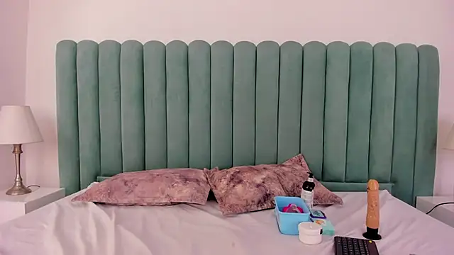 EmilyHanks  online show from 11/24/25, 11:16