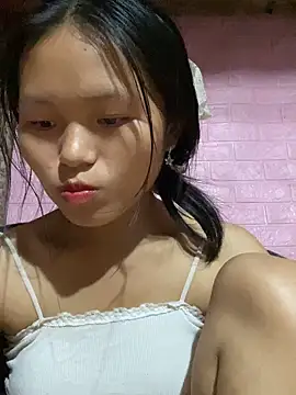 Snapshot of milo_bae chatting on 11/17/25, 02:15 milo bae online show from 11/17/25, 02:15