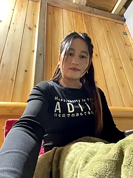 Snapshot of phungtiti chatting on 11/18/25, 04:27 phungtiti online show from 11/18/25, 04:27