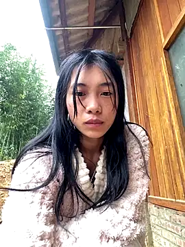 Snapshot of EmLy02 chatting on 11/13/25, 01:31 EmLy02 online show from 11/13/25, 01:31