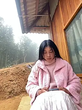 Snapshot of EmLy02 chatting on 12/04/25, 01:04 EmLy02 online show from 12/04/25, 01:04