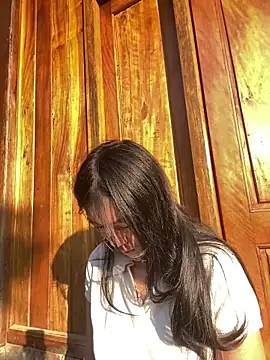 Snapshot of EmLy02 chatting on 11/27/25, 12:44 EmLy02 online show from 11/27/25, 12:44