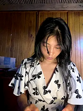 Snapshot of EmLy02 chatting on 09/27/25, 03:45 EmLy02 online show from 09/27/25, 03:45