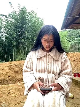 Snapshot of EmLy02 chatting on 11/19/25, 12:43 EmLy02 online show from 11/19/25, 12:43