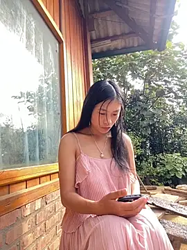 Snapshot of EmLy02 chatting on 11/10/25, 01:54 EmLy02 online show from 11/10/25, 01:54