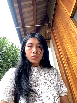 Snapshot of EmLy02 chatting on 11/14/25, 01:31 EmLy02 online show from 11/14/25, 01:31