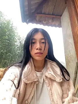 Snapshot of EmLy02 chatting on 11/18/25, 01:10 EmLy02 online show from 11/18/25, 01:10