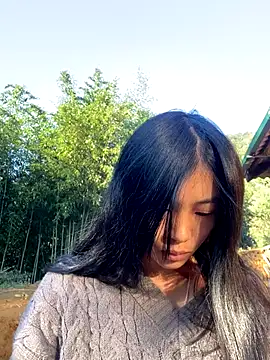 Snapshot of EmLy02 chatting on 11/29/25, 12:22 EmLy02 online show from 11/29/25, 12:22