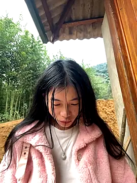 Snapshot of EmLy02 chatting on 11/16/25, 11:41 EmLy02 online show from 11/16/25, 11:41