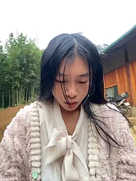 Snapshot of EmLy02 chatting on 11/21/25, 11:26 EmLy02 online show from 11/21/25, 11:26