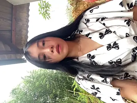 Snapshot of EmLy02 chatting on 10/20/25, 01:07 EmLy02 online show from 10/20/25, 01:07