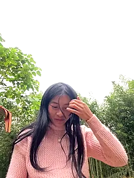 Snapshot of EmLy02 chatting on 11/21/25, 01:37 EmLy02 online show from 11/21/25, 01:37