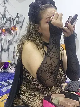 Snapshot of Nina_vallon chatting on 10/31/25, 10:45 Nina vallon online show from 10/31/25, 10:45