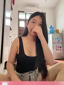 Snapshot of Miumieu chatting on 09/21/25, 04:28 Miumieu online show from 09/21/25, 04:28