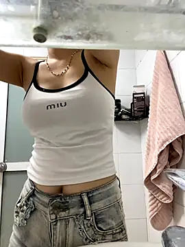 Snapshot of Miumieu chatting on 09/24/25, 02:51 Miumieu online show from 09/24/25, 02:51